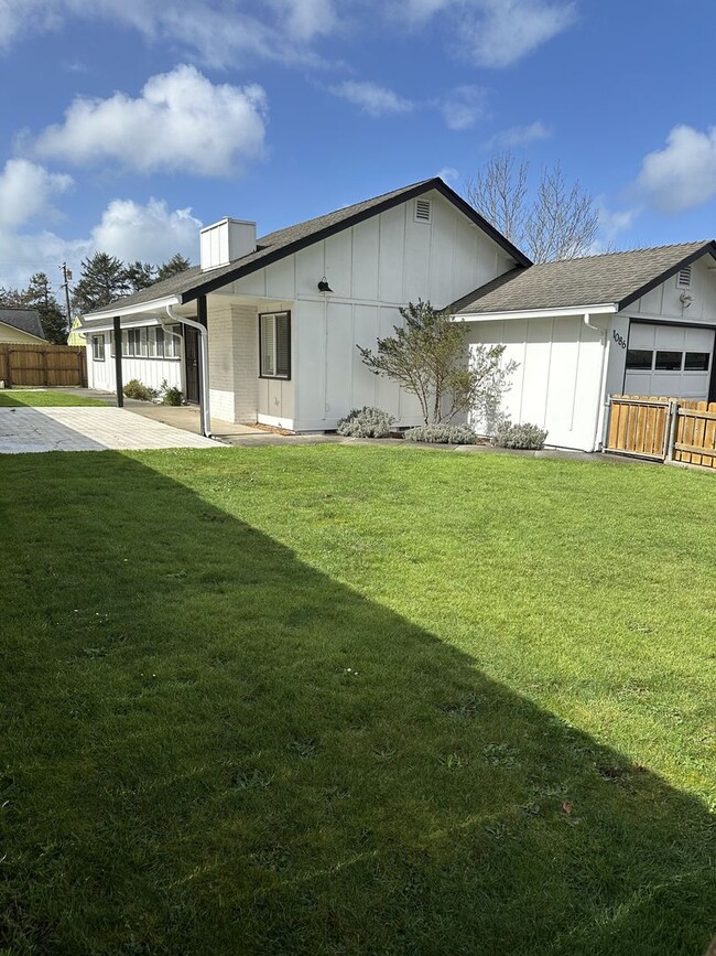 1086 John Hill Rd in Eureka, CA - Building Photo - Building Photo