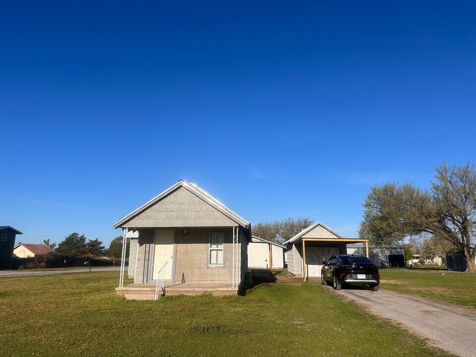 205 G St in Elgin, OK - Building Photo