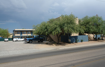 Fairview Village Apartments professionally... in Tucson, AZ - Foto de edificio - Building Photo