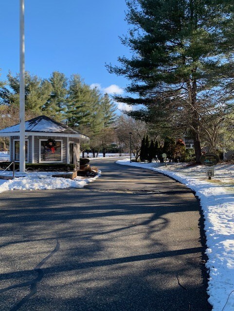 2703 Mill Pond Dr in South Windsor, CT - Building Photo - Building Photo