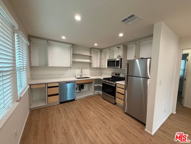 2320 Carnegie Ln in Redondo Beach, CA - Building Photo - Building Photo