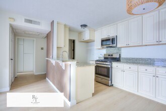 421 La Fayette Park Pl in Los Angeles, CA - Building Photo - Building Photo