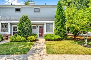 21 Dawn Ct in Tinton Falls, NJ - Building Photo