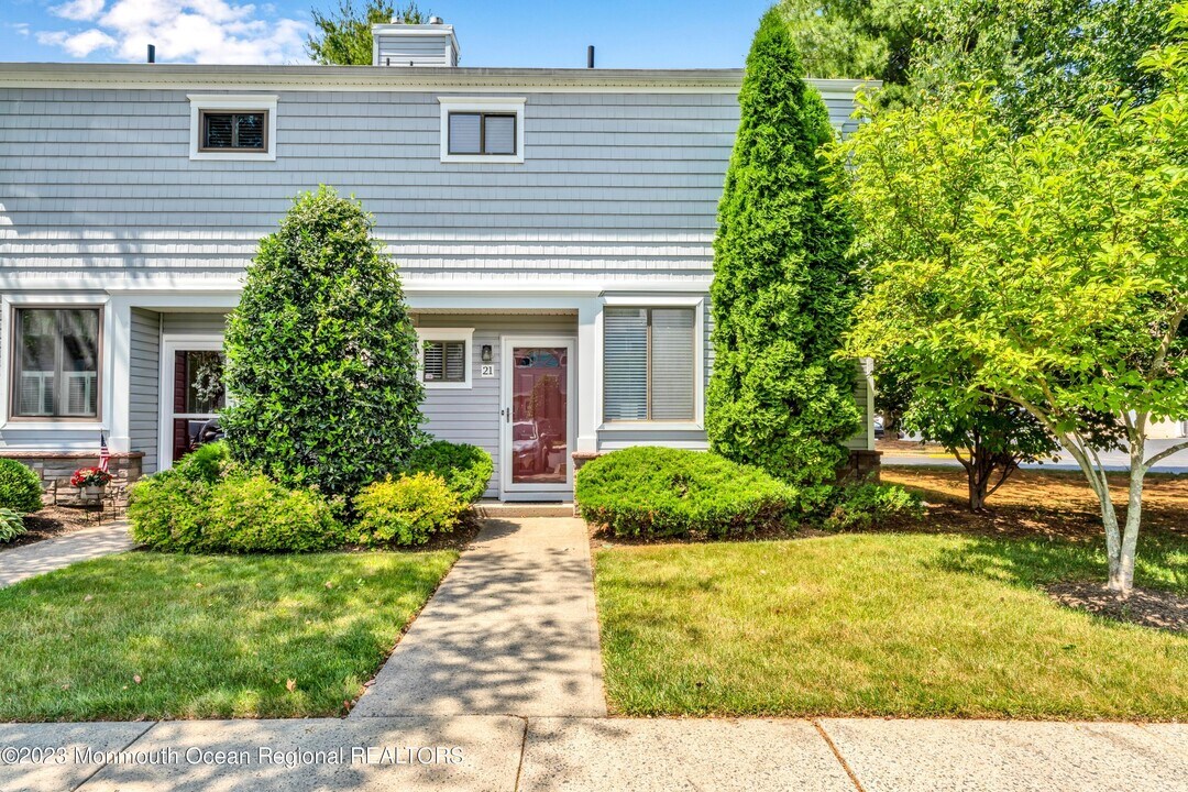 21 Dawn Ct in Tinton Falls, NJ - Building Photo