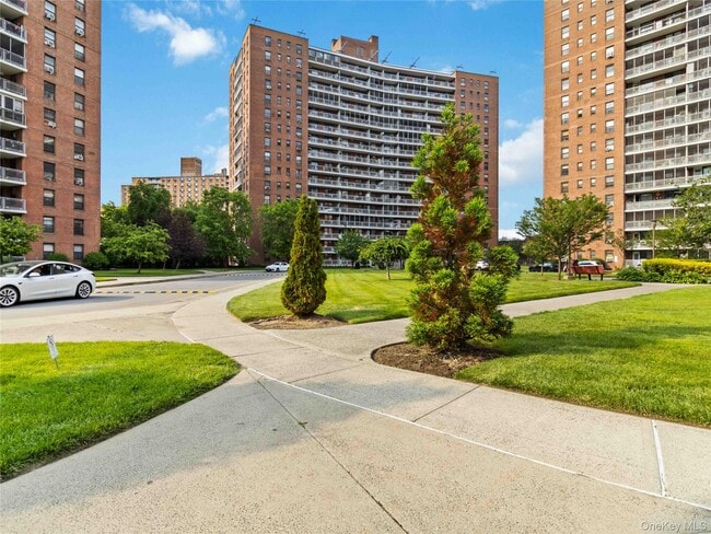 61-25 98th St in New York, NY - Building Photo - Building Photo