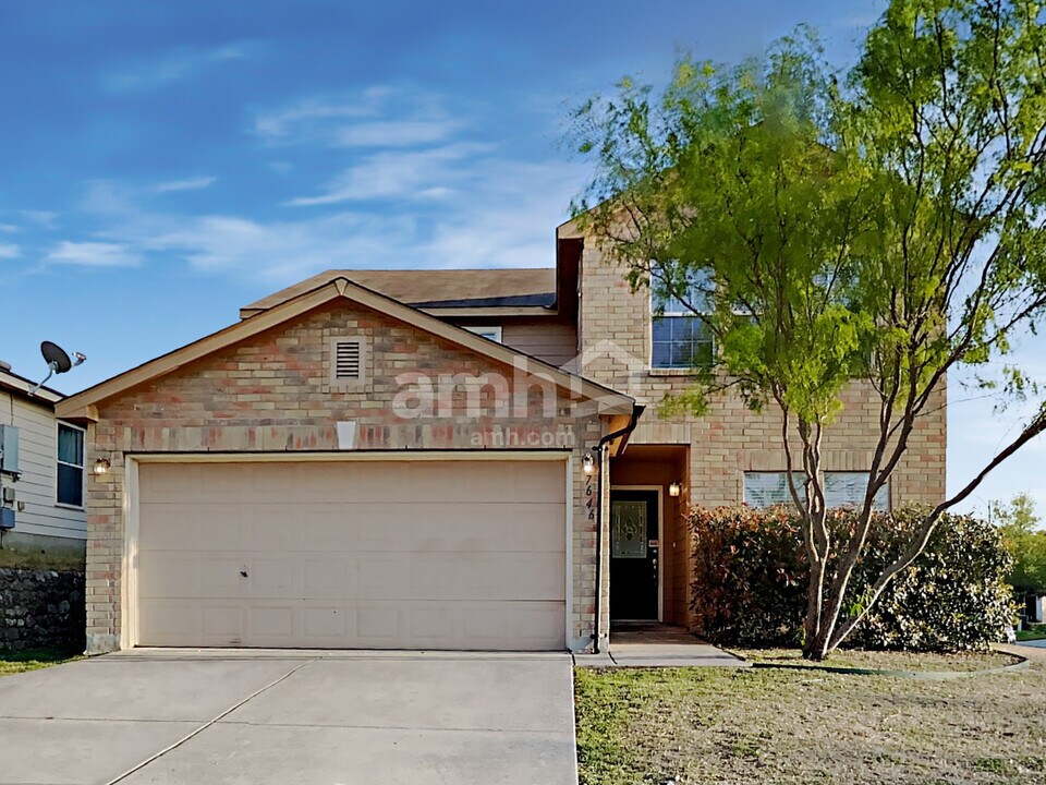 7646 Presidio Crk in Boerne, TX - Building Photo
