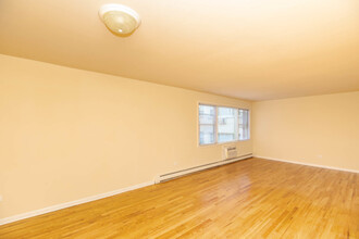 2005 W Touhy Ave in Chicago, IL - Building Photo - Building Photo