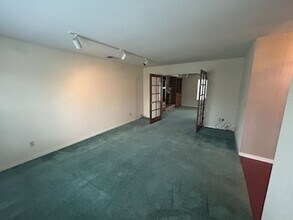 2723 Donner Way in Sacramento, CA - Building Photo - Building Photo