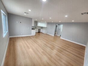 14237 Emelita St, Unit 14239 Emelita in Van Nuys, CA - Foto de edificio - Building Photo