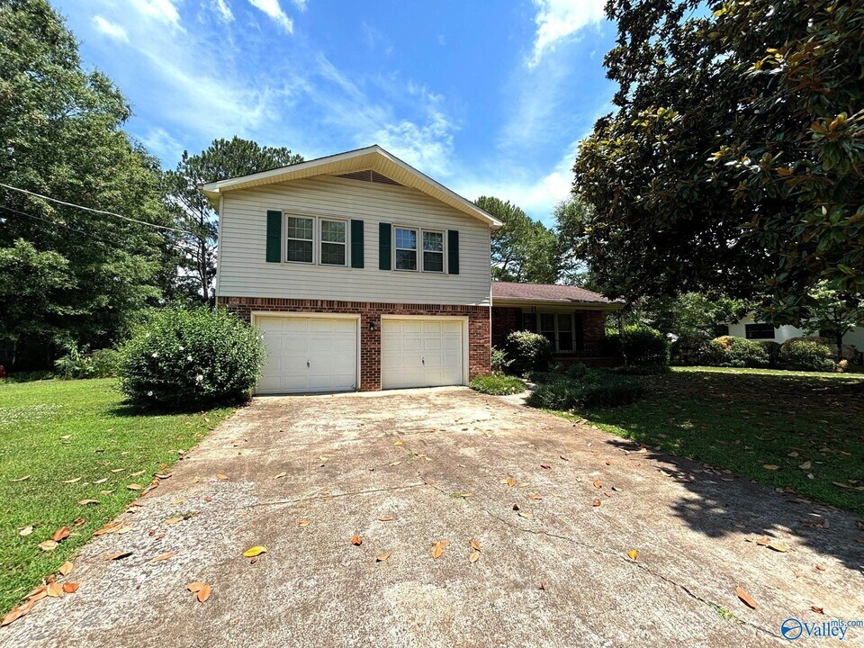 1925 Lynnbrook Dr SW in Huntsville, AL - Building Photo