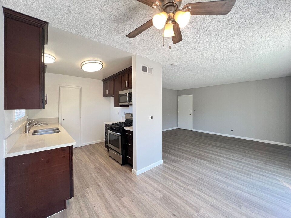 126 Lisa Ln-Unit -#C in Costa Mesa, CA - Building Photo