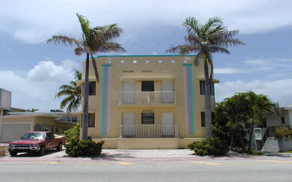 9340 Collins Ave in Surfside, FL - Foto de edificio - Building Photo