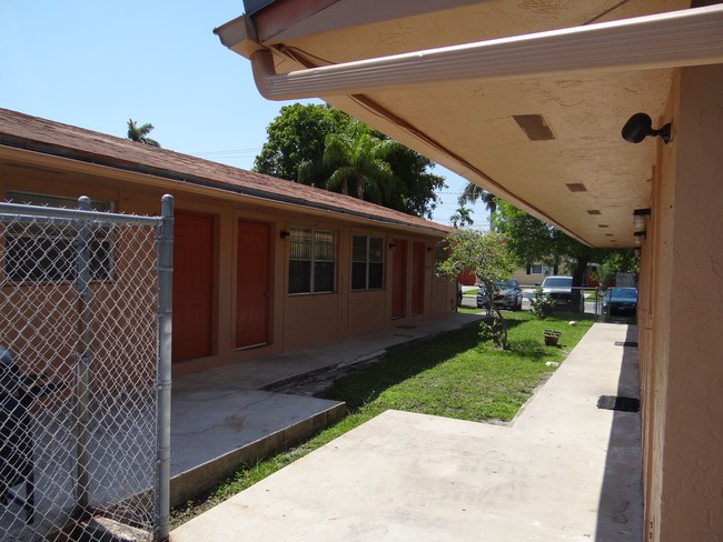 216 SW 9th St in Hallandale Beach, FL - Building Photo - Building Photo