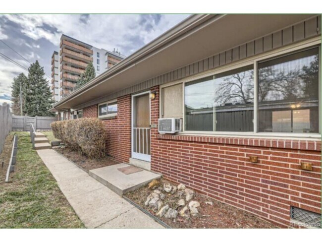 4587 E Yale Ave in Denver, CO - Foto de edificio - Building Photo