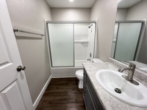 Meadowbrook Apartments in Reedley, CA - Building Photo - Building Photo