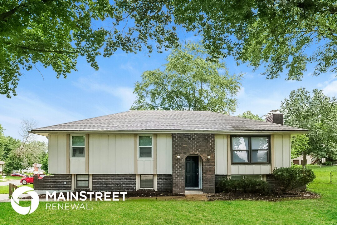 408 SW Sandstone Dr in Blue Springs, MO - Building Photo