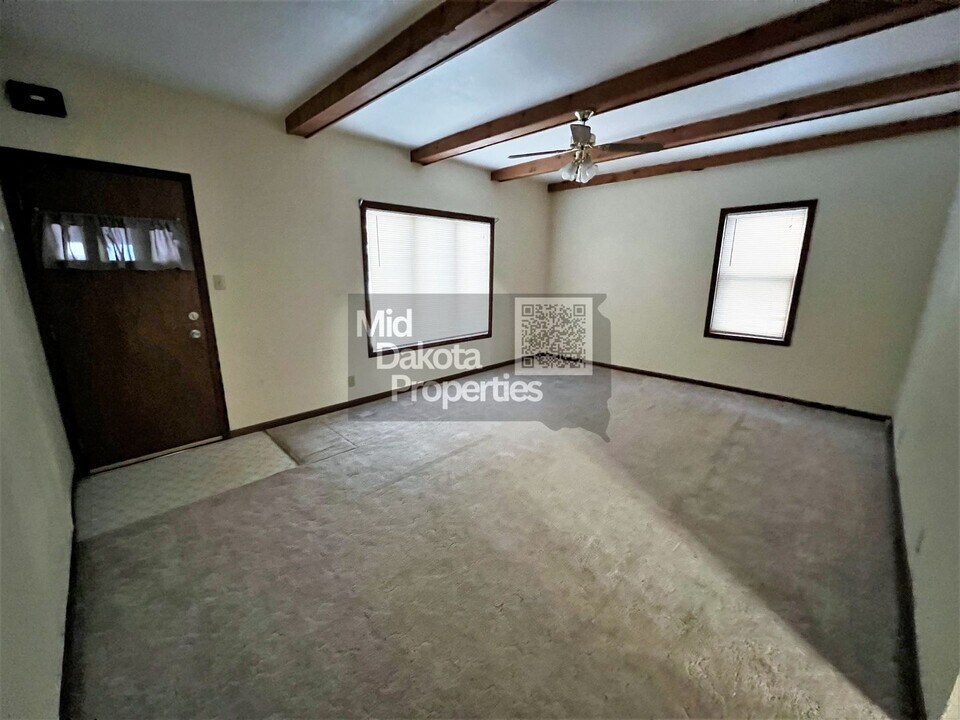416 E 1st Ave in Mitchell, SD - Building Photo