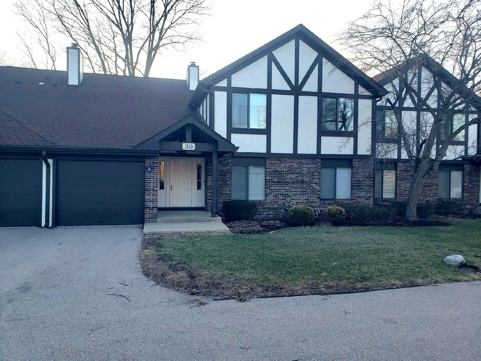 30 Driftwood Ct in Williams Bay, WI - Building Photo