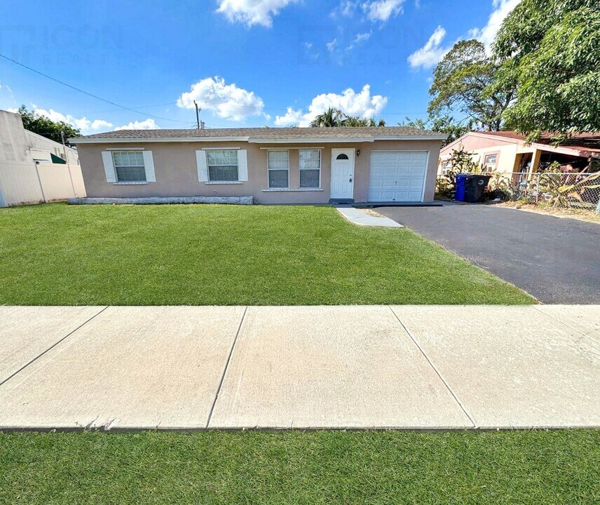 1531 SW 66th Ave in North Lauderdale, FL - Building Photo