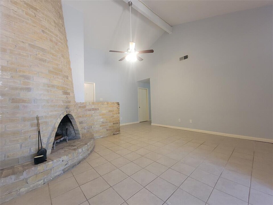 1304 Glenda Dr in Round Rock, TX - Foto de edificio
