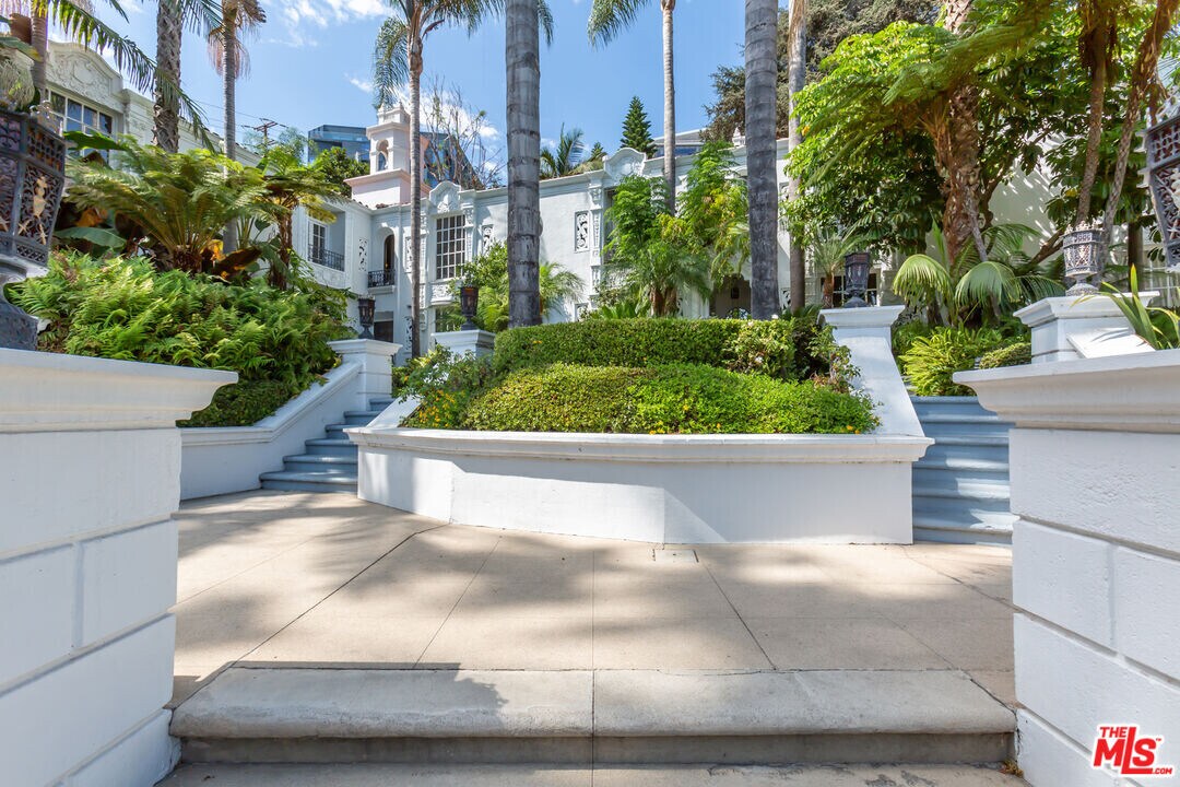 8499 Fountain Ave in West Hollywood, CA - Building Photo