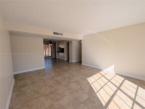 7230 Fairway Dr in Hialeah, FL - Building Photo - Building Photo