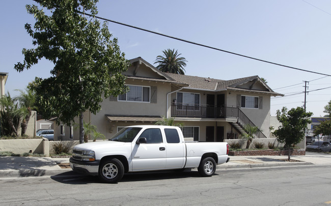 820 N Euclid St in La Habra, CA - Foto de edificio - Building Photo