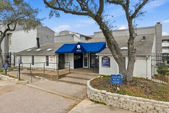 Chestnut Hill in Houston, TX - Building Photo - Building Photo