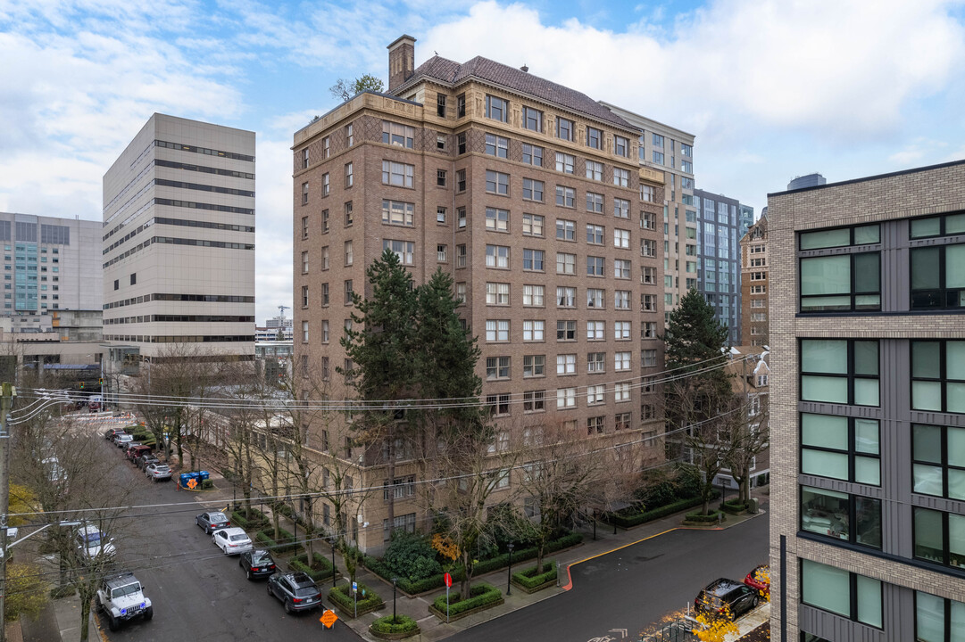 1223 Spring St in Seattle, WA - Building Photo