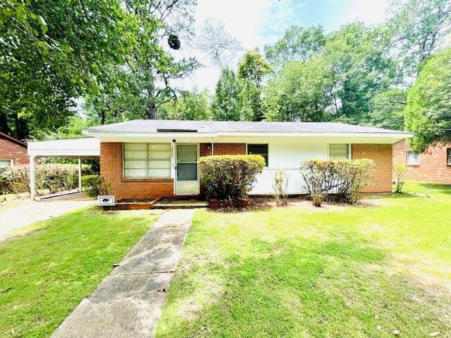property at 1826 Pinecrest Dr
