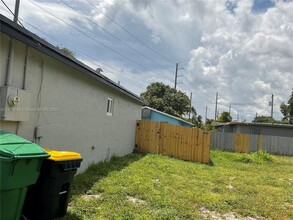 401 NW 3rd Terrace-Unit -2 in Dania Beach, FL - Building Photo - Building Photo