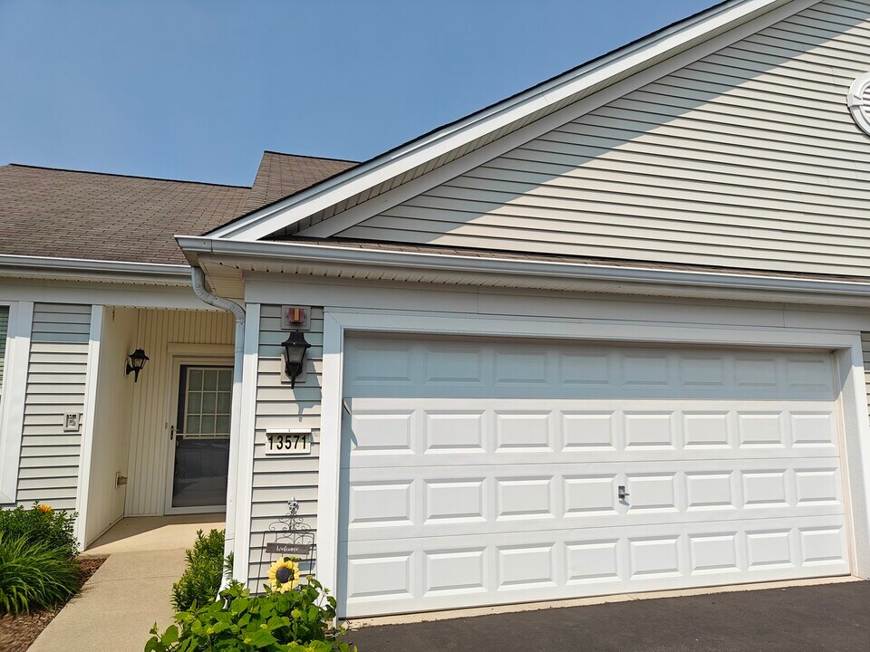 13571 Hemlock Rd in Huntley, IL - Building Photo