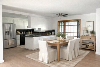 6292 Heil Ave in Huntington Beach, CA - Foto de edificio - Building Photo