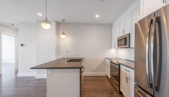 432 McGrath Hwy, Unit 434-413 in Somerville, MA - Building Photo