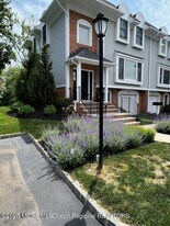 65 E River Rd, Unit 32 in Rumson, NJ - Building Photo