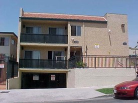 4067-4069 Oakwood Ave Apartamentos