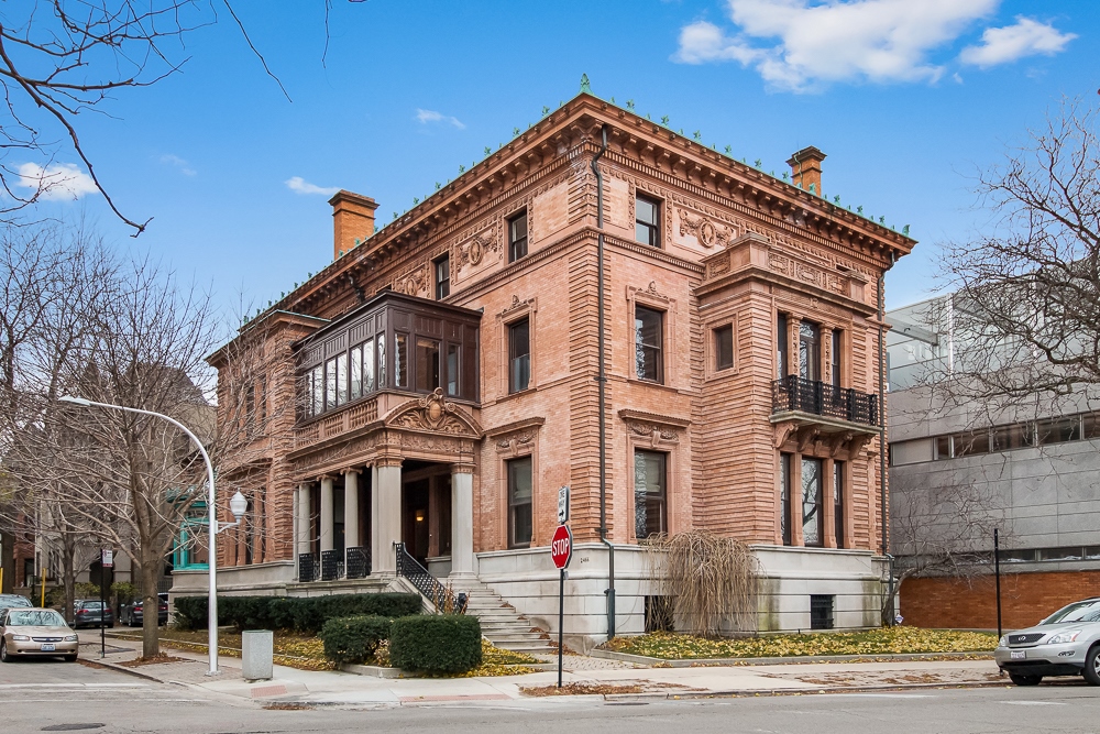 2466 N Lakeview Ave in Chicago, IL - Building Photo