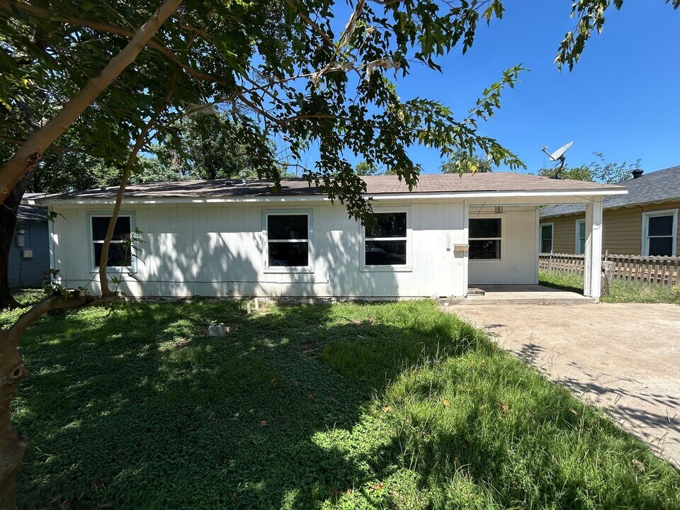 525 Thompson St in Irving, TX - Building Photo