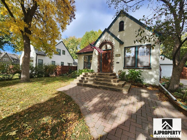 318 W 24th St