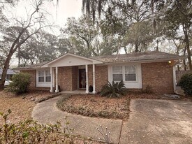 17 Prince William Dr in Port Royal, SC - Building Photo