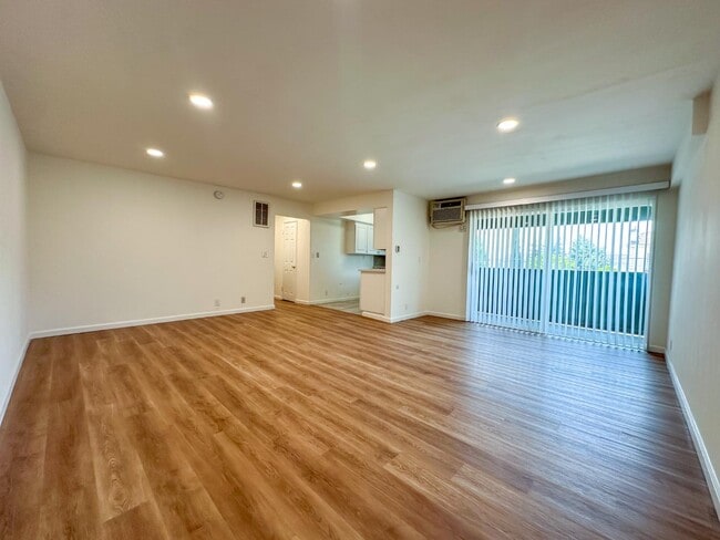 2255 Montrose Ave in Montrose, CA - Building Photo - Building Photo