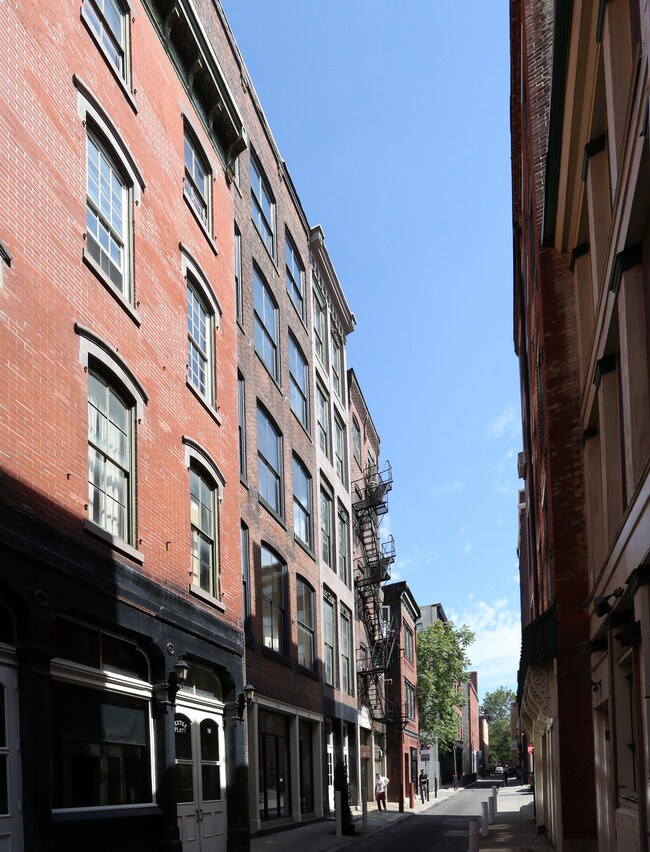 32-34 S Strawberry St in Philadelphia, PA - Foto de edificio - Building Photo