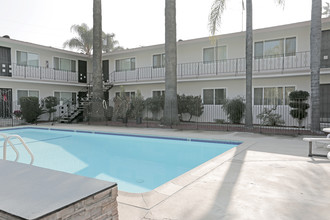 Sunset Palms Apartments in Downey, CA - Building Photo - Building Photo