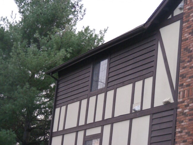 8 Rollingwood Dr in Brookfield, CT - Building Photo - Building Photo