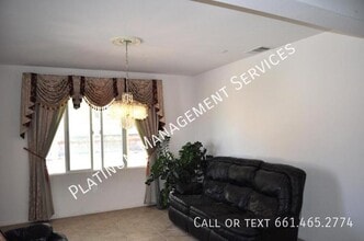 4202 W Avenue J13 in Quartz Hill, CA - Foto de edificio - Building Photo