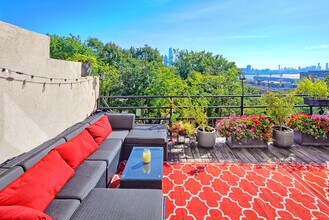 518 Gregory Ave, Unit A102 in Weehawken, NJ - Foto de edificio - Building Photo