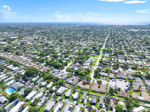 The Cresthaven Apartments in Pompano Beach, FL - Building Photo - Building Photo