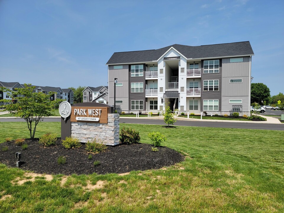 Park West at Legacy Park in Mechanicsburg, PA - Foto de edificio