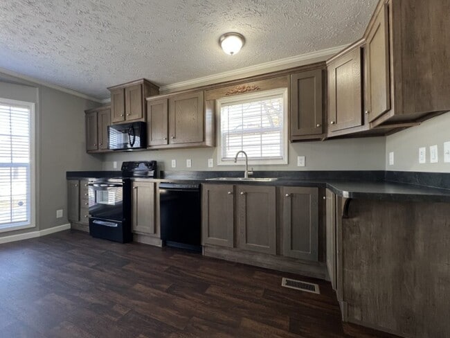 302 Caseybrook Ct in Browns Summit, NC - Foto de edificio - Building Photo