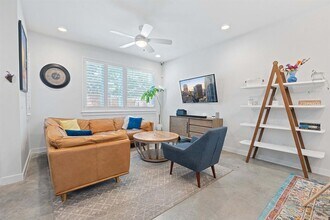 801 N Bluff Dr in Austin, TX - Building Photo - Building Photo